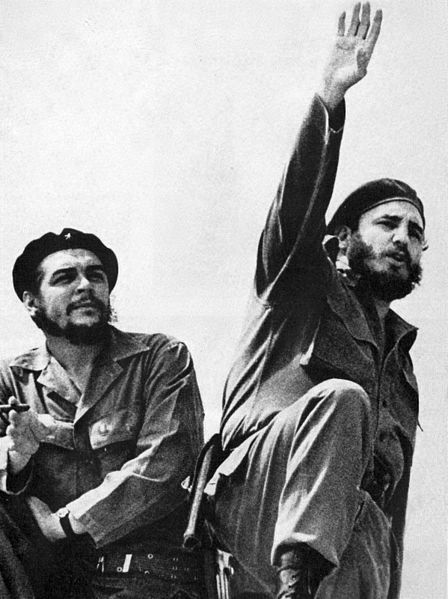 castro with che picture during revolution